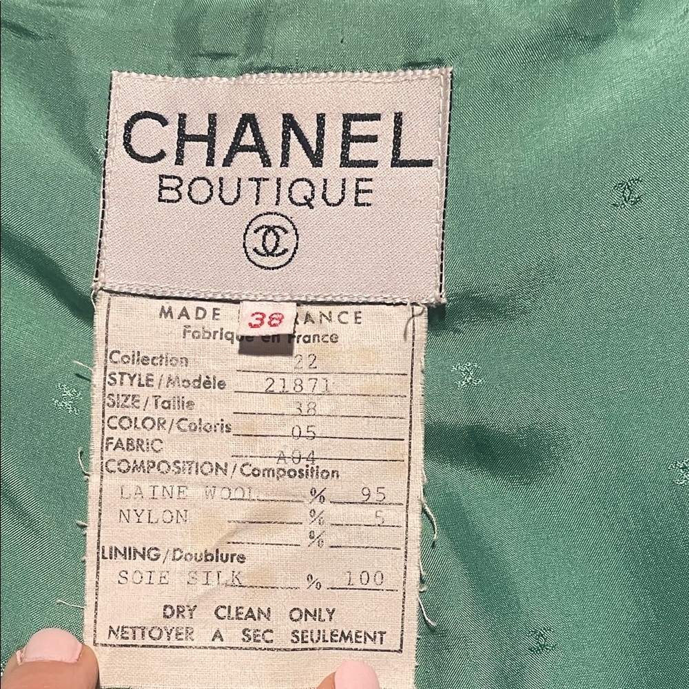 CHANEL Green Bouclé Cropped Jacket with Gold Buttons - Picture 2 of 4